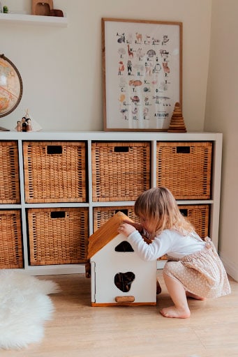 Nota. Pérez, B. (2020, 6 diciembre). El método Montessori en casa ¿Es posible?. Mi habitación Montessori. https://mihabitacionmontessori.com/el-metodo-montessori-en-casa-es-posible/