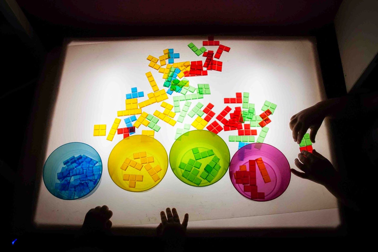 Nota. MESA DE LUZ PARA NIÑOS ¿POR QUÉ Y CÓMO USARLA (bien)? (2021, 17 marzo). Pequefelicidad. La esencia de ser niño. https://www.pequefelicidad.com/2016/03/mesas-de-luz-para-ninos-por-que-y-como.html